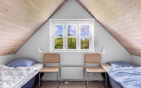 Thorben - 3.5Km from the Sea: Holz, Schlafzimmer, Interior Design, Bett, Decke, Fussboden, Möbel, Zuhause, Zimmer, Bedding