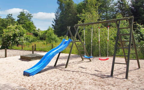 Billing - 11Km from the Sea: Spielmittel, Spielplatz Rutsche, Öffentlicher Raum, Spielplatz, Rutsche, Schatten, Garten, Freizeit, Park, Rasen