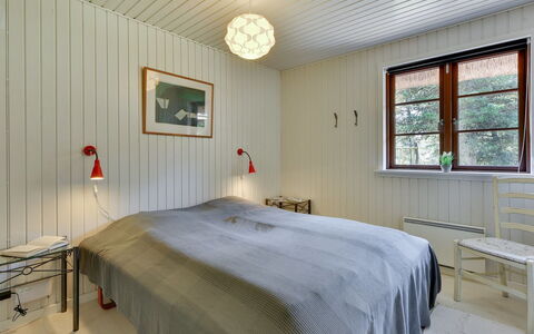 Satzur - 800M from the Sea: Interior Design, Schlafzimmer, Decke, Holz, Flooring, Bett, Fussboden, Light Fixture, Möbel, Bettdecke