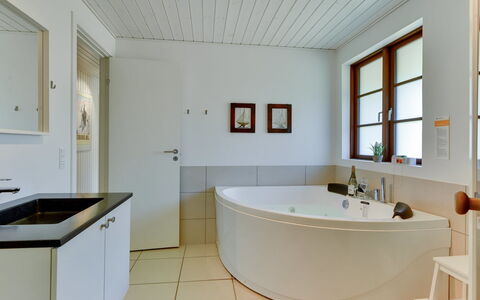 Satzur - 800M from the Sea: Interior Design, Flooring, Fussboden, Armatur, Badewanne, Holz, Decke, Badezimmer, Zapfhahn, Installation