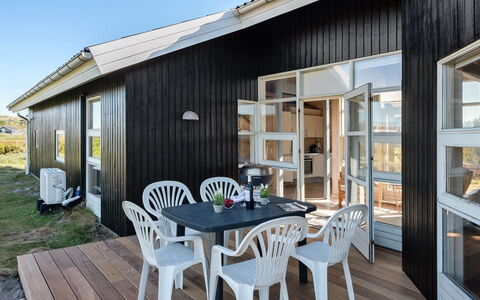 Janni - 250M from the Sea: Dach, Zuhause, Haus, Abstellgleis, Hütte, Verbundwerkstoff, Tür, Schiebefenster, Estate, Kamin