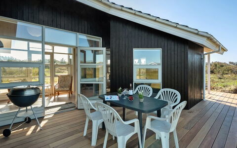 Janni - 250M from the Sea: Dach, Zuhause, Haus, Abstellgleis, Hütte, Verbundwerkstoff, Tür, Schiebefenster, Estate, Kamin