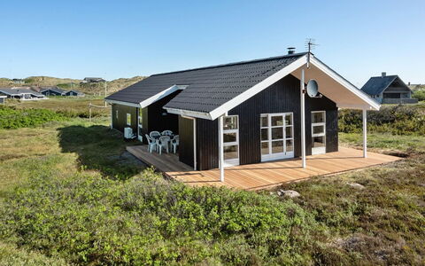 Janni - 250M from the Sea: Dach, Zuhause, Haus, Abstellgleis, Hütte, Verbundwerkstoff, Tür, Schiebefenster, Estate, Kamin