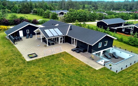 Ancel - 1.7Km from the Sea: Schwimmbad, Gartenmöbel, Möbel, Resort, Flagstone, Eco Hotel, Schatten, Stuhl, Freizeit, Estate