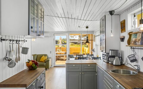 Uffi - 300M from the Sea: Küche, Küchengerät, Countertop, Cabinetry, Major Appliance, Holz, Möbel, Interior Design, Haushaltsgerät, Flooring