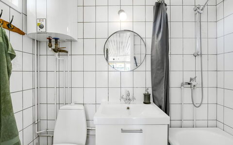Uffi - 300M from the Sea: Interior Design, Armatur, Flooring, Badezimmer, Fussboden, Installation, Sinken, Zapfhahn, Zimmer, Bad Sink