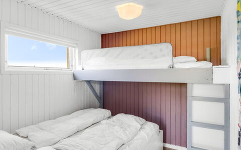 Uffi - 300M from the Sea: Schlafzimmer, Holz, Bett, Bettdecke, Etagenbett, Bedding, Fussboden, Interior Design, Flooring, Decke