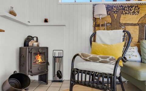 Uffi - 300M from the Sea: Möbel, Interior Design, Holz, Flooring, Beleuchtung, Fussboden, Stuhl, Zimmer, Holzboden, Wohnzimmer