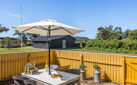 Uffi - 300M from the Sea: Gartenmöbel, Möbel, Regenschirm, Schatten, Tisch Im Freien, Stuhl, Garten, Landscaping, Terrasse, Garten