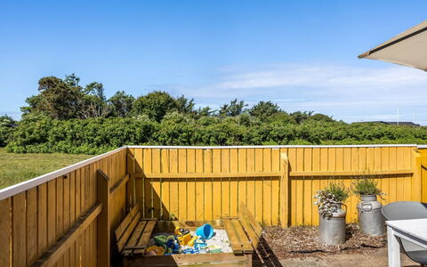 Uffi - 300M from the Sea: Himmel, Grundstueck, Zaun, Sonnenlicht, Schatten, Garten, Home Fechten, Landscaping, Holzbeize, Planke