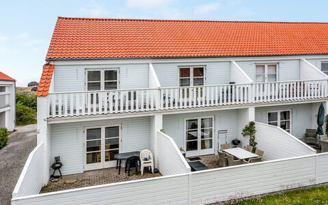 Enrica - 1Km from the Sea: Zuhause, Treppe, Balkon, Geländer, Veranda, Schiebefenster, Estate, Schatten, Abstellgleis, Deck