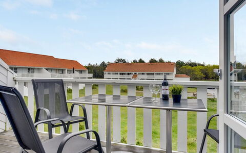 Enrica - 1Km from the Sea: Verbundwerkstoff, Veranda, Geländer, Balkon, Gartenmöbel, Deck, Stuhl, Schatten, Aluminium, Baluster