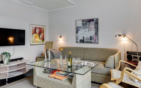Enrica - 1Km from the Sea: Möbel, Interior Design, Couch, Wand, Flooring, Wohnzimmer, Fussboden, Zimmer, Holz, Tabelle