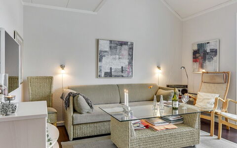 Enrica - 1Km from the Sea: Möbel, Interior Design, Couch, Flooring, Wohnzimmer, Fussboden, Zimmer, Tabelle, Beleuchtung, Zuhause
