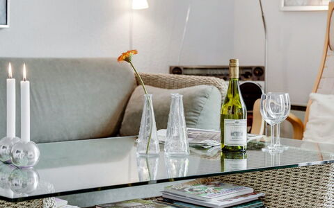 Enrica - 1Km from the Sea: Möbel, Interior Design, Tabelle, Couch, Wohnzimmer, Beleuchtung, Zuhause, Blumentopf, Vase, Lampe