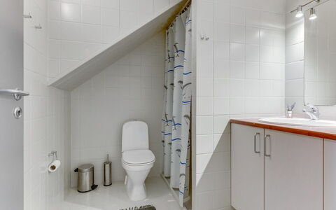 Enrica - 1Km from the Sea: Badezimmer, Flooring, Armatur, Wand, Fussboden, Interior Design, Sinken, Toilette, Zapfhahn, Installation
