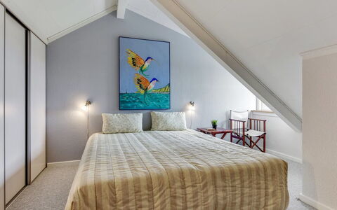 Enrica - 1Km from the Sea: Interior Design, Flooring, Fussboden, Bett, Schlafzimmer, Möbel, Decke, Holz, Linens, Textil