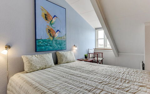 Enrica - 1Km from the Sea: Schlafzimmer, Interior Design, Fussboden, Flooring, Bett, Holz, Decke, Bedding, Bettdecke, Möbel