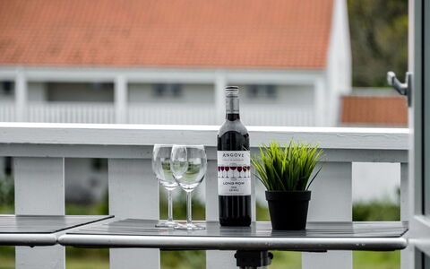 Enrica - 1Km from the Sea: Glas, Balkon, Gartenmöbel, Zimmerpflanze, Flasche