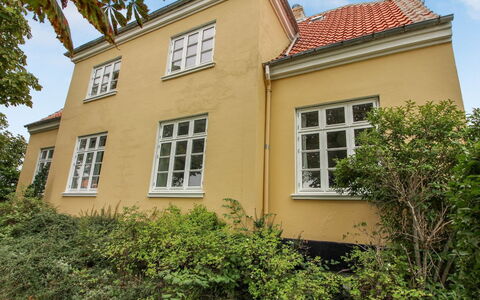 Starki - 800M from the Sea: Gebäude, Fenster, Wand, Haus, Zuhause, Fassade, Wohngebiet, Strauch, Die Architektur, Dach