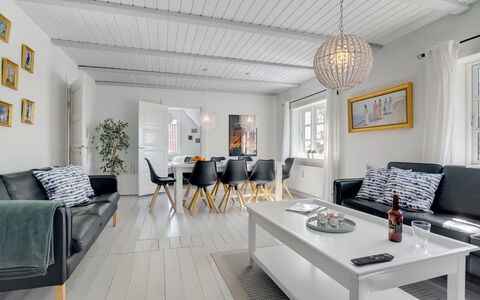 Starki - 800M from the Sea: Möbel, Interior Design, Holz, Couch, Flooring, Wohnzimmer, Decke, Zuhause, Fussboden, Beleuchtung