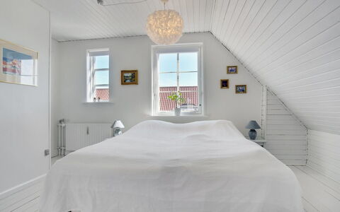 Starki - 800M from the Sea: Schlafzimmer, Bett, Interior Design, Decke, Fussboden, Holz, Flooring, Bedding, Bettdecke, Möbel