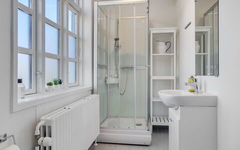 Starki - 800M from the Sea: Badezimmer, Armatur, Interior Design, Flooring, Fussboden, Zimmer, Sinken, Installation, Toilette, Zapfhahn