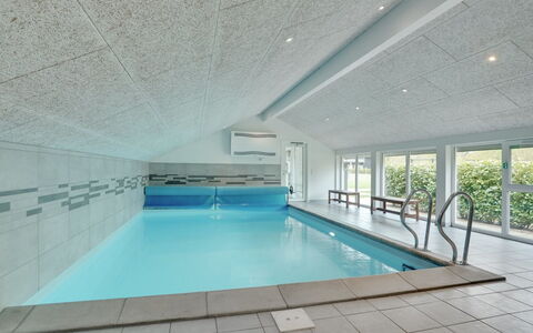 Ruut - 200M from the Sea: Flooring, Wand, Fussboden, Interior Design, Holz, Decke, Holzboden, Beleuchtung, Möbel, Laminatboden