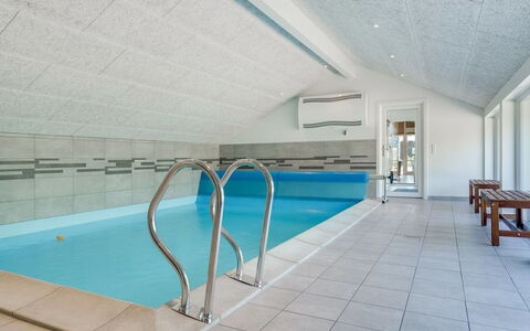 Ruut - 200M from the Sea: Flooring, Wand, Fussboden, Interior Design, Holz, Decke, Holzboden, Beleuchtung, Möbel, Laminatboden