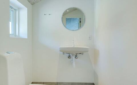 Ruut - 200M from the Sea: Flooring, Wand, Fussboden, Interior Design, Holz, Decke, Holzboden, Beleuchtung, Möbel, Laminatboden
