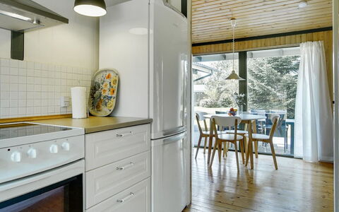 Morle - 600M from the Sea: Küche, Küchengerät, Interior Design, Countertop, Major Appliance, Möbel, Flooring, Holz, Decke, Cabinetry