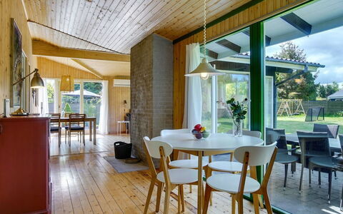 Morle - 600M from the Sea: Holz, Decke, Möbel, Küche & Esszimmer Tisch, Interior Design, Stuhl, Flooring, Esszimmer, Zuhause, Light Fixture