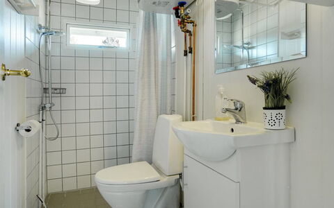 Morle - 600M from the Sea: Armatur, Badezimmer, Bad Sink, Sinken, Interior Design, Toilleten Sitz, Toilette, Flooring, Fussboden, Installation