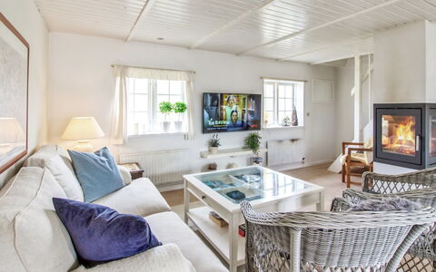 Iivari - 1.5Km from the Sea: Möbel, Interior Design, Couch, Holz, Decke, Wohnzimmer, Flooring, Zuhause, Fussboden, Zimmer