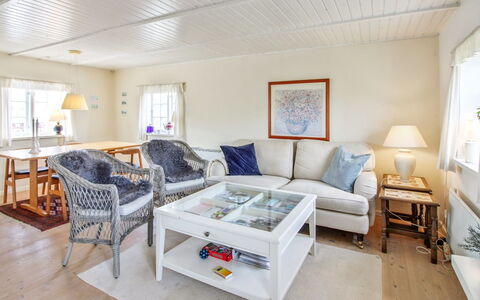Iivari - 1.5Km from the Sea: Möbel, Interior Design, Couch, Holz, Flooring, Decke, Fussboden, Wohnzimmer, Zuhause, Zimmer