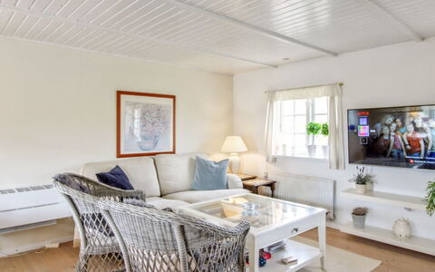 Iivari - 1.5Km from the Sea: Möbel, Interior Design, Couch, Flooring, Decke, Fussboden, Wohnzimmer, Holz, Zimmer, Beleuchtung