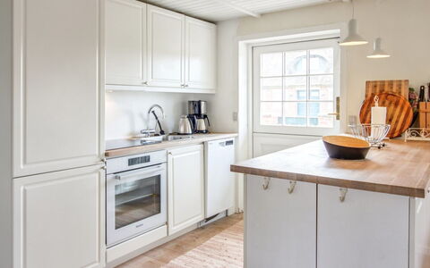 Iivari - 1.5Km from the Sea: Countertop, Küche, Flooring, Cabinetry, Küchengerät, Interior Design, Möbel, Holz, Fussboden, Spüle