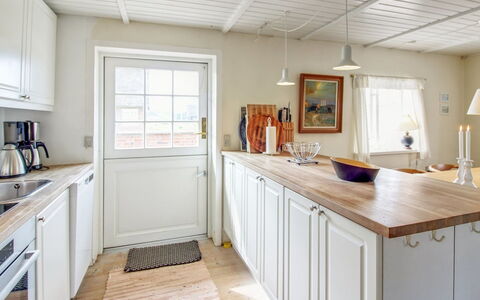 Iivari - 1.5Km from the Sea: Flooring, Interior Design, Möbel, Countertop, Cabinetry, Holz, Fussboden, Küche, Decke, Zimmer