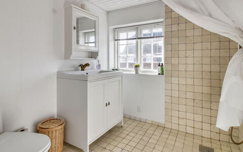 Iivari - 1.5Km from the Sea: Flooring, Fussboden, Armatur, Wand, Interior Design, Badezimmer, Decke, Sinken, Installation, Fliese