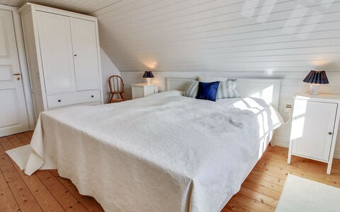 Iivari - 1.5Km from the Sea: Schlafzimmer, Flooring, Holz, Bett, Fussboden, Holzboden, Bettdecke, Bedding, Interior Design, Decke