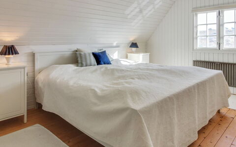 Iivari - 1.5Km from the Sea: Holz, Schlafzimmer, Bett, Bettdecke, Flooring, Fussboden, Bedding, Linens, Holzboden, Decke