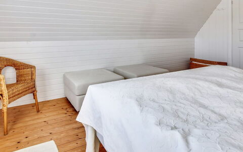 Iivari - 1.5Km from the Sea: Flooring, Fussboden, Holz, Schlafzimmer, Bett, Interior Design, Bettdecke, Holzboden, Decke, Bedding