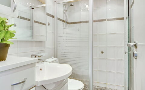 Benite - 50M from the Sea: Badezimmer, Armatur, Bad Sink, Interior Design, Toilette, Flooring, Sinken, Fussboden, Toilleten Sitz, Zapfhahn