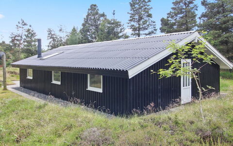 Cajsa - 1.5Km from the Sea: Dach, Haus, Zuhause, Hütte, Tür, Abstellgleis, Deck, Veranda, Planke, Hartholz