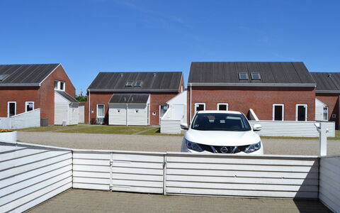 Fraya - 2.3Km from the Sea: Gebäude, Haus, Fenster, Zuhause, Dach, Wohngebiet, Strauch, Hütte, Grundstueck