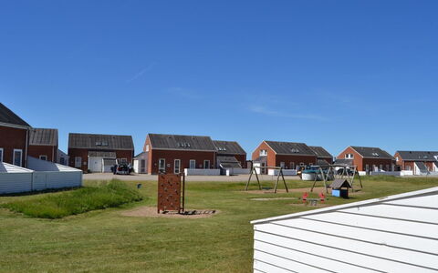 Fraya - 2.3Km from the Sea: Gebäude, Haus, Fenster, Zuhause, Dach, Wohngebiet, Strauch, Hütte, Grundstueck