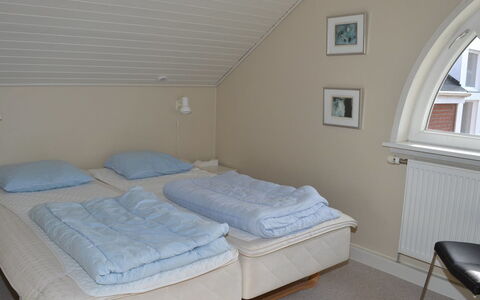 Eick - 2.5Km from the Sea: Holz, Schlafzimmer, Interior Design, Fussboden, Bett, Textil, Möbel, Bettdecke, Flooring, Bedding