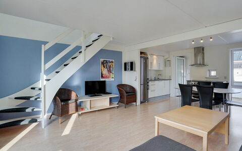 Eick - 2.5Km from the Sea: Flooring, Fussboden, Möbel, Decke, Stuhl, Wohnung, Hartholz, Holzboden, Küche & Esszimmer Tisch