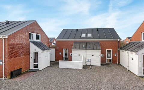 Eick - 2.5Km from the Sea: Dach, Zuhause, Winter, Schnee, Einfrieren, Schuppen, Auffahrt, Abstellgleis, Garage, Daylighting