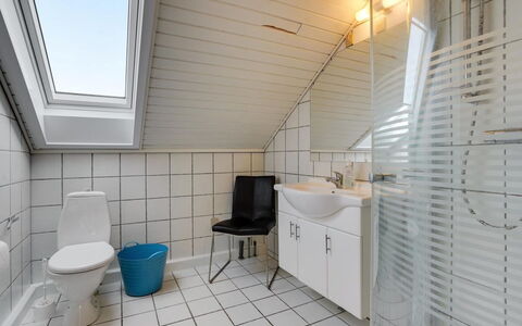 Eick - 2.5Km from the Sea: Flooring, Armatur, Fussboden, Installation, Decke, Badezimmer, Fliese, Zapfhahn, Sinken